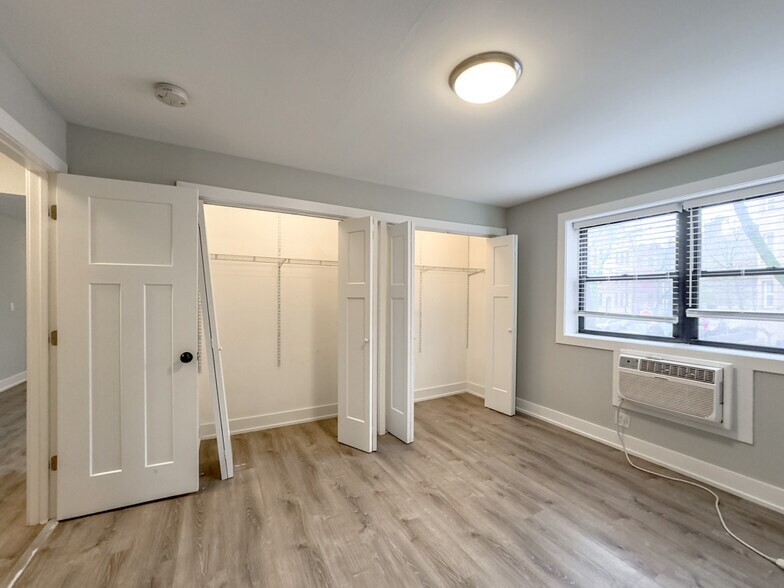 Building Photo - 535 W Surf St