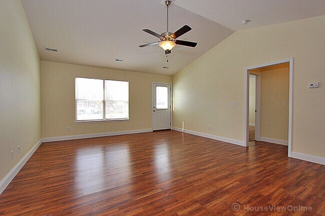 Building Photo - Founders Court 135/137