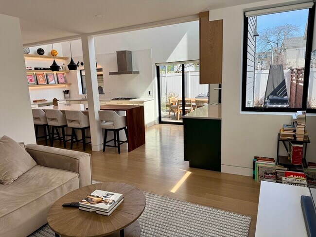 Building Photo - 22 Parker St