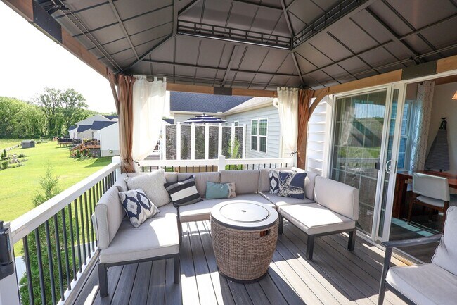 Building Photo - 4 Bedroom, 4 Bath Home w/Backyard Heated Pool overlooking Pearl's Fen