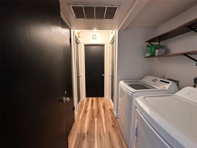 Building Photo - 8617 Putnam Dr