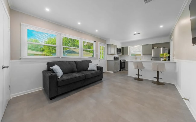 Building Photo - 3 Bedroom home in highly desireable area