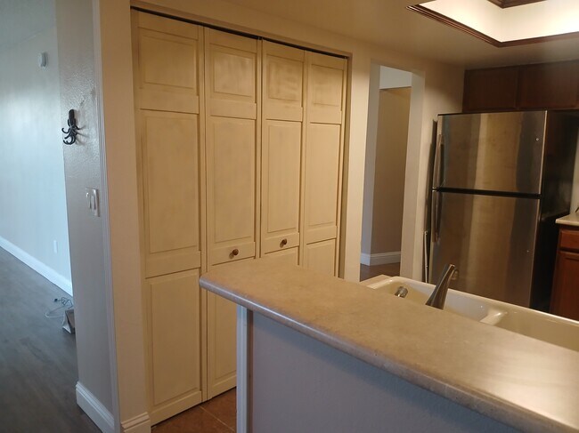 Building Photo - 775 Kingston Dr