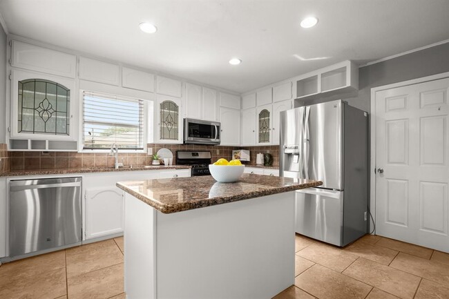 Building Photo - 611 Virginia Dr