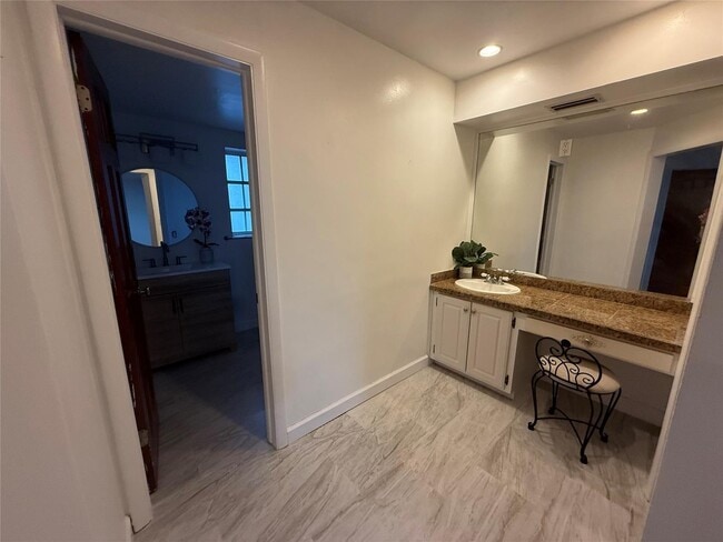 Building Photo - 619 Kensington Pl