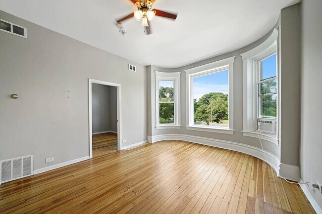 Building Photo - Beautiful Greystone building on Chicago's iconic Augusta Boulevard in the Ukrainian Village / Hum...