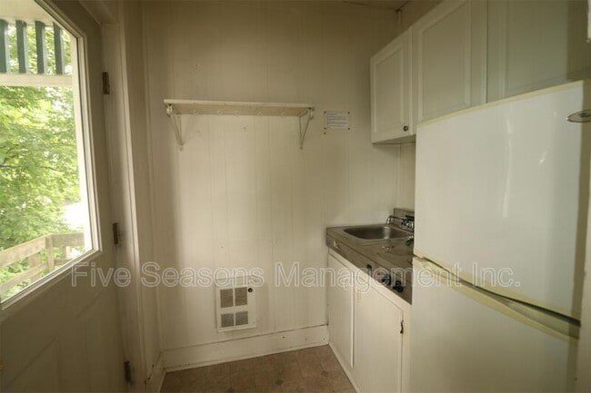 Building Photo - 134 Buell St