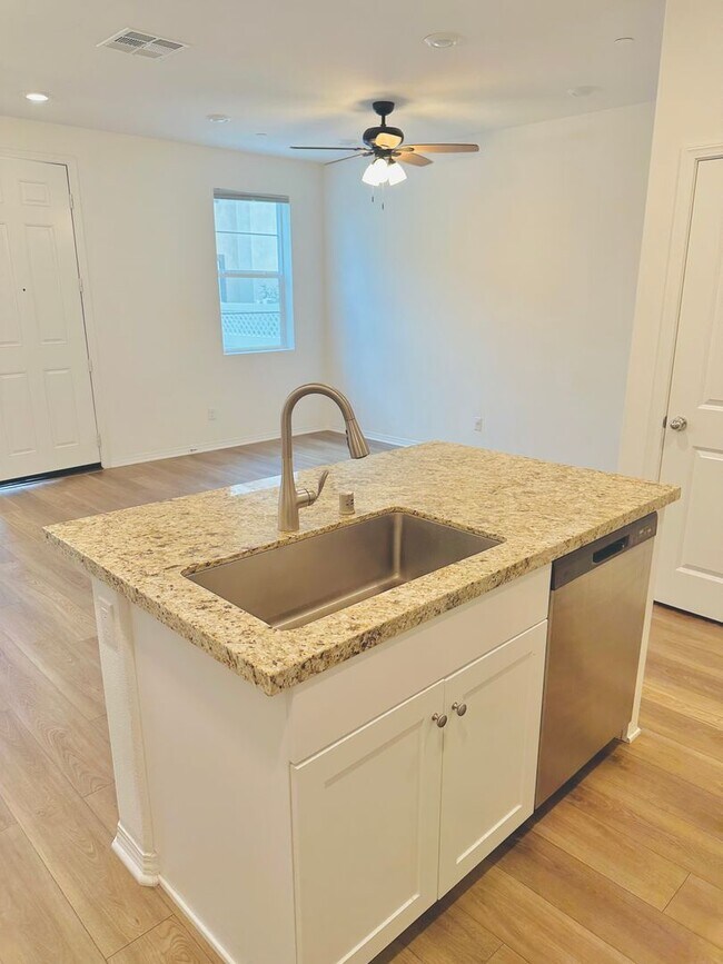 Building Photo - Newly Built 3 Bed Condo for Rent in Winche...
