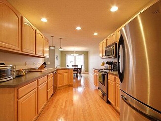 Building Photo - Spacious home with 5 bedrooms and 3 full b...