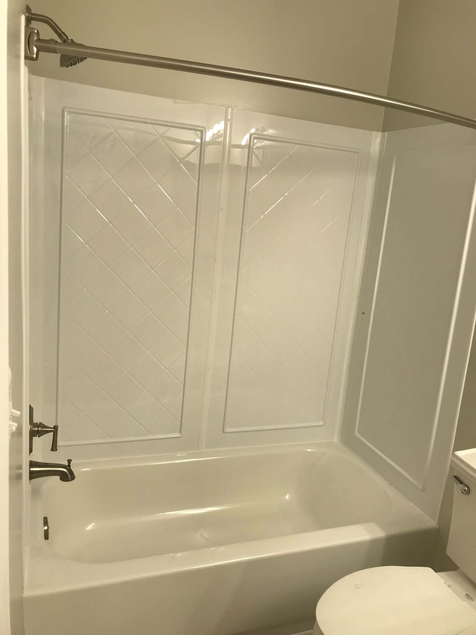 Shared Hall Bath - 6425 Richmond Hwy