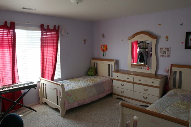 Building Photo - Huge 3 bed 2.5 bath single home in Spanish...