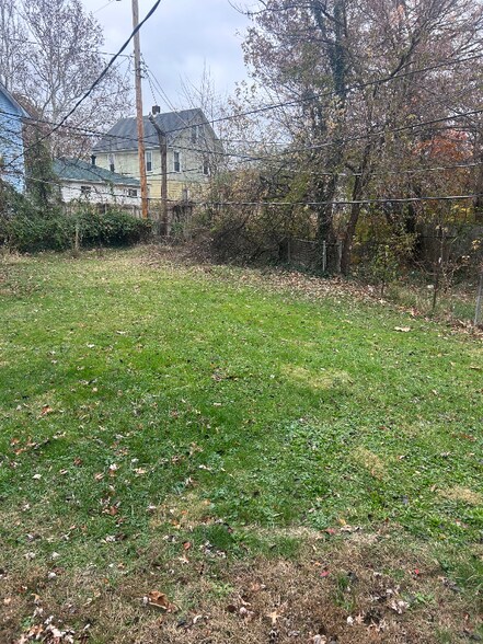 Building Photo - 977 E 128th St