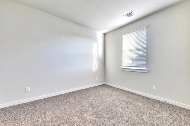 Building Photo - 311 Ravens Crst Dr