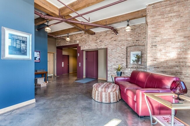 Building Photo - 215 W Maple St