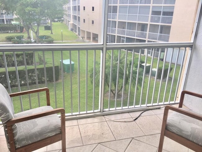 Building Photo - 400 Village Green Cir W