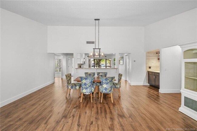 Building Photo - 2225 SW Creekside Dr