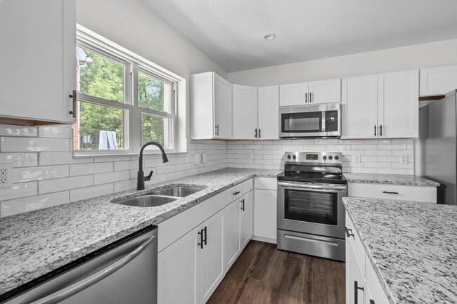 Building Photo - Spacious 3 bed, 2 bath renovated home next...