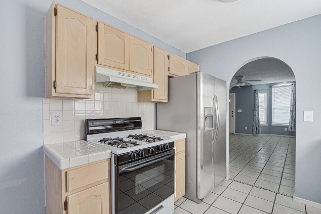 Building Photo - "Charming 3-Bedroom Home in El Paso with Spacious Living Areas – 1251 Sq Ft of Comfort!"