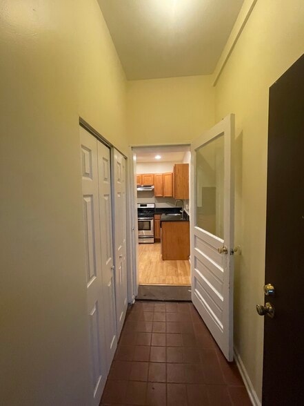 Building Photo - 5120 N Kenmore Ave