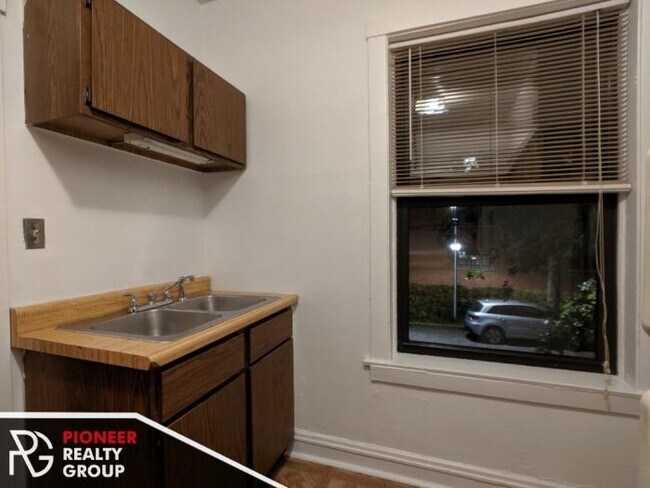 Building Photo - 2 bedroom in CHICAGO IL 60657