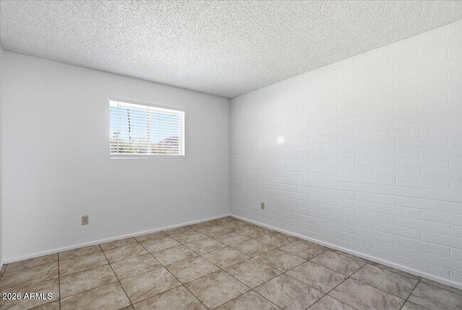 Building Photo - 1321 E Carol Ave