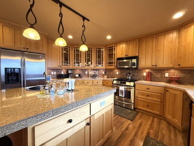 Building Photo - WINTER SPECIAL DISCOUNTED $500 PER MONTH F...