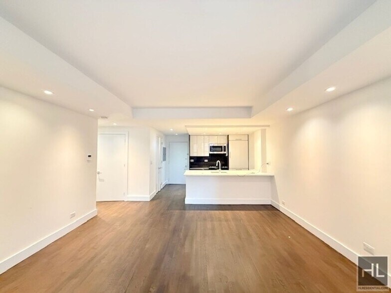 Building Photo - Large newly renovated 2 bed 2 bath - WEST ...