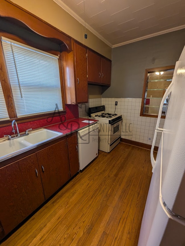 Building Photo - 206 W 1st St