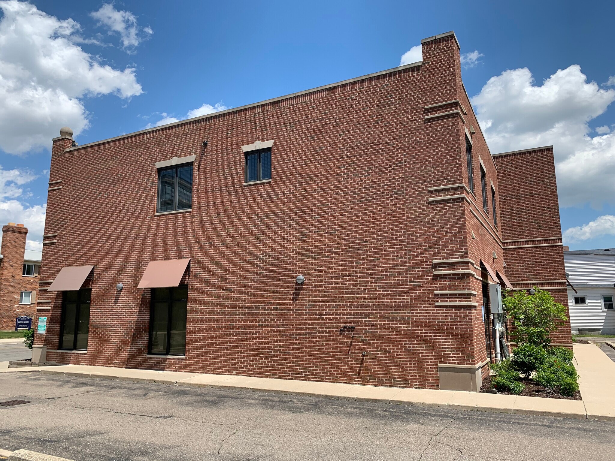 Building Photo - 614 E 11 Mile Rd