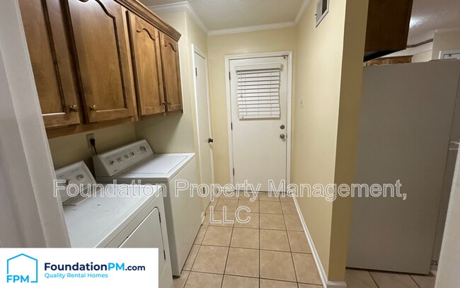 Building Photo - 2621 Derbyshire Ave