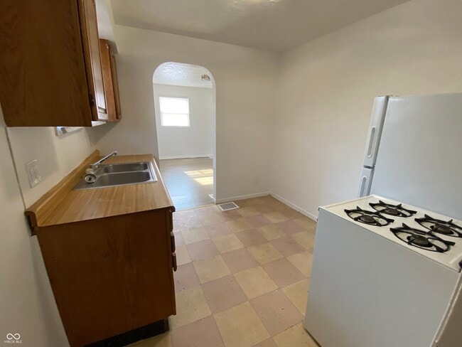 Building Photo - 702 W 23rd St