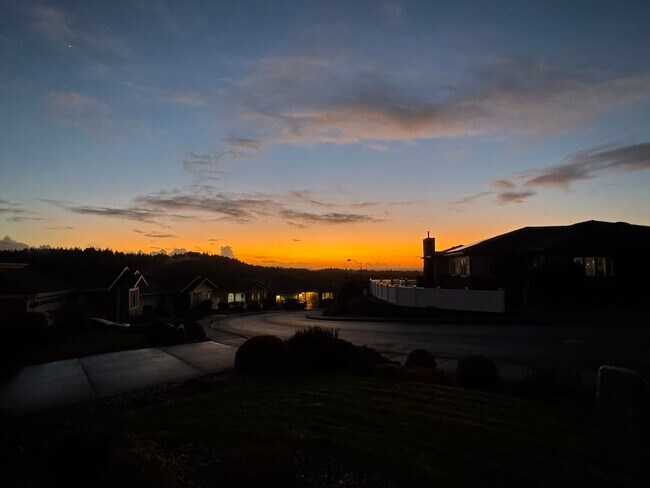 Building Photo - Amazing Bay View 3 bed/3 bath in Coos Bay