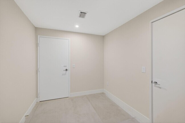 Building Photo - 700 NE 24th St