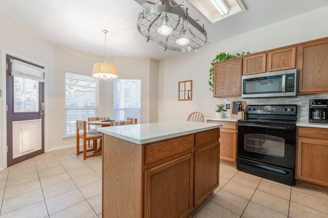 Building Photo - 9026 Hilltop Crossing Dr