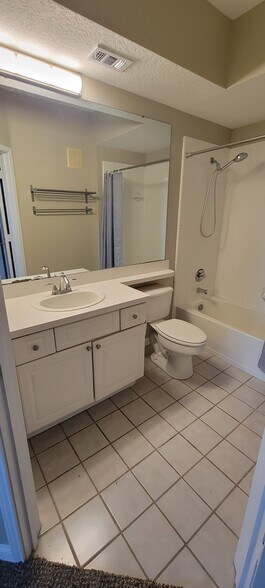 Building Photo - 14304 Fredricksburg Dr