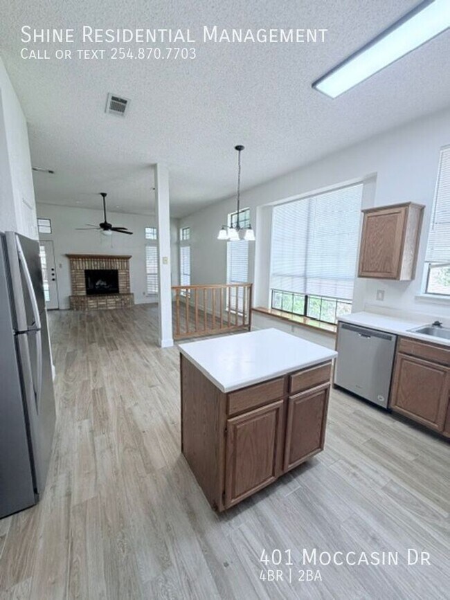 Building Photo - 401 Moccasin Dr