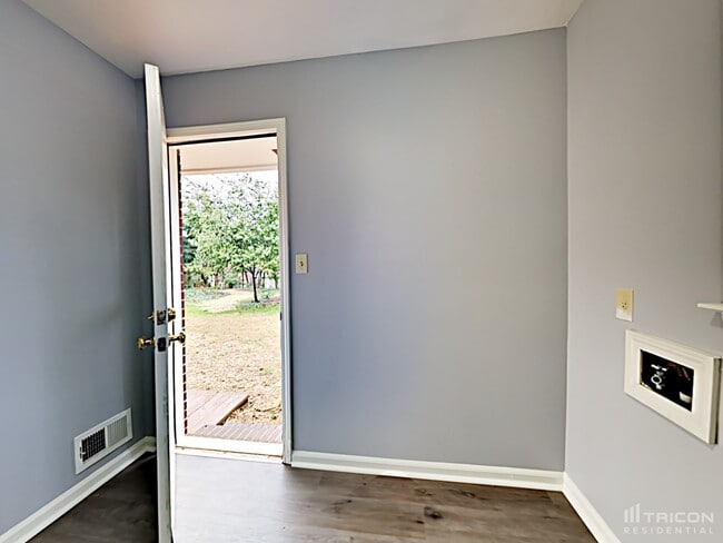 Building Photo - 490 Rocky Creek Dr