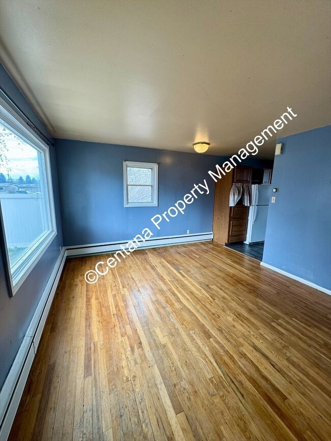 Building Photo - Pet friendly 2 bedroom house with a large lawn!