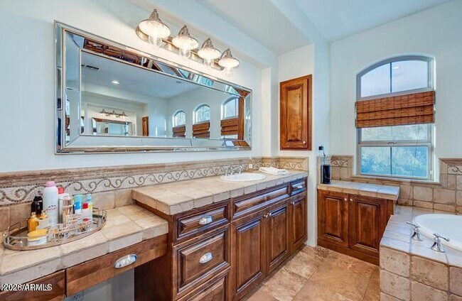 Building Photo - 8280 E Tailfeather Dr