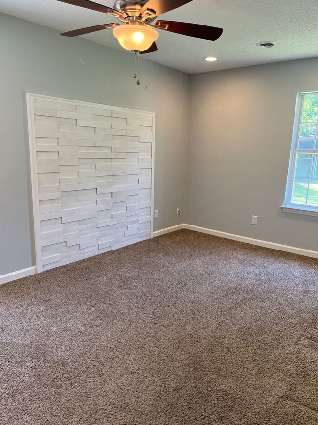 Building Photo - Remodeled home in Great Location