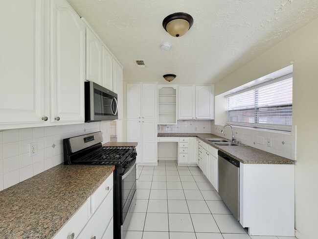 Building Photo - Welcome to this beautiful 2 story, 4 bedroom 2.5 bath home. Spacious living area with high ceilin...