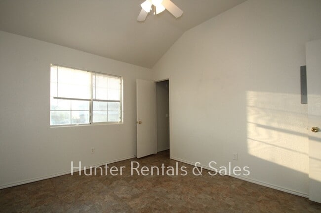Building Photo - Summer Move In!!!