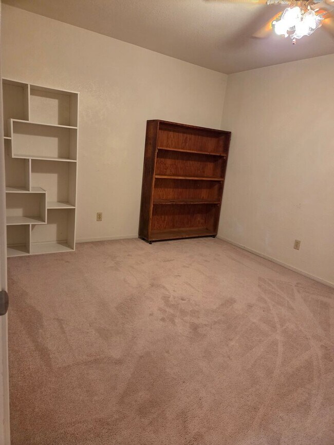 Building Photo - Discover Your Dream Home