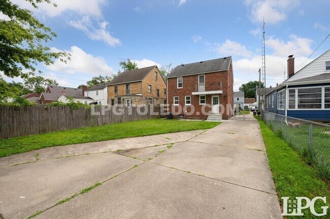 Building Photo - 928 W Gramercy Ave