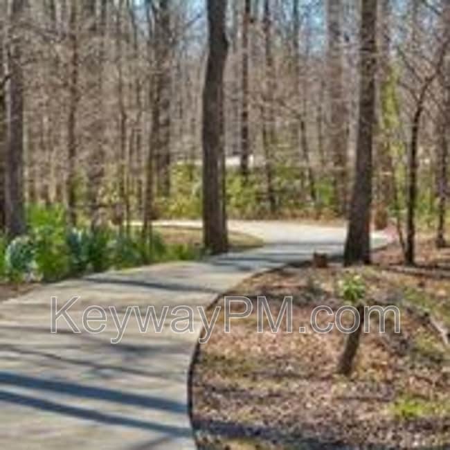 Building Photo - 202 Linsmore Ave