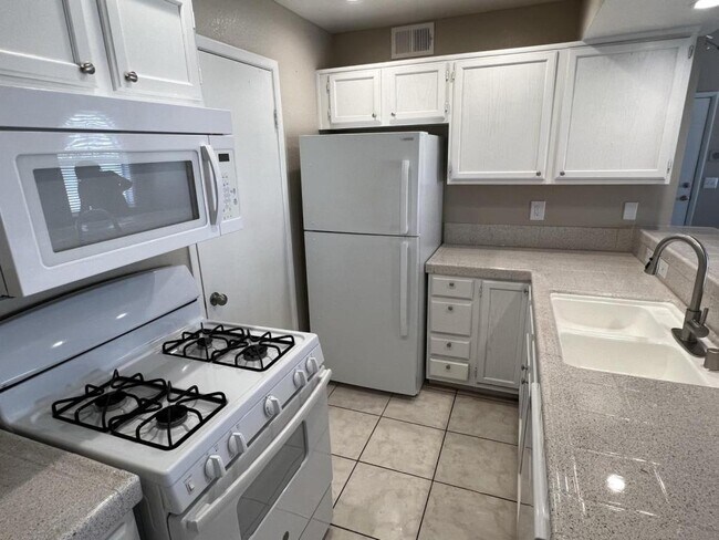 Building Photo - 7570 W Flamingo Rd