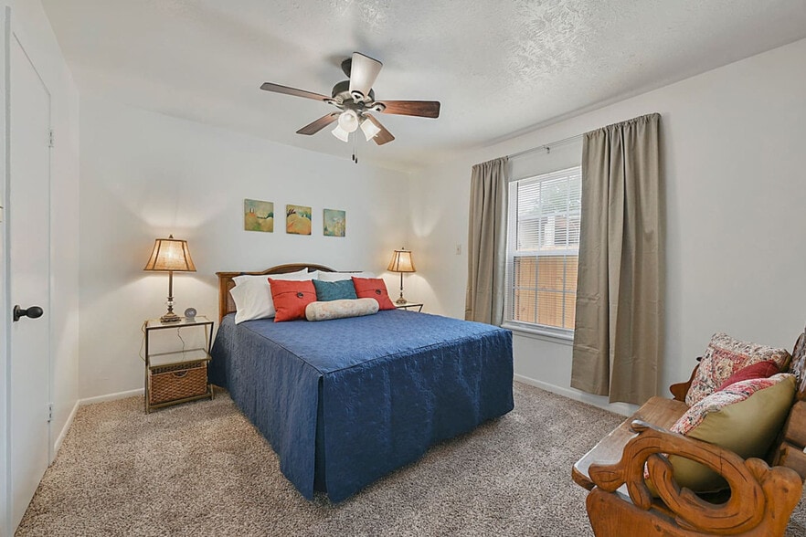 Building Photo - 941 Navidad St