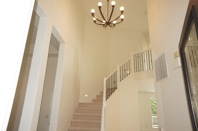 Building Photo - Exquisite NW Portland 4 bedroom with panoramic views