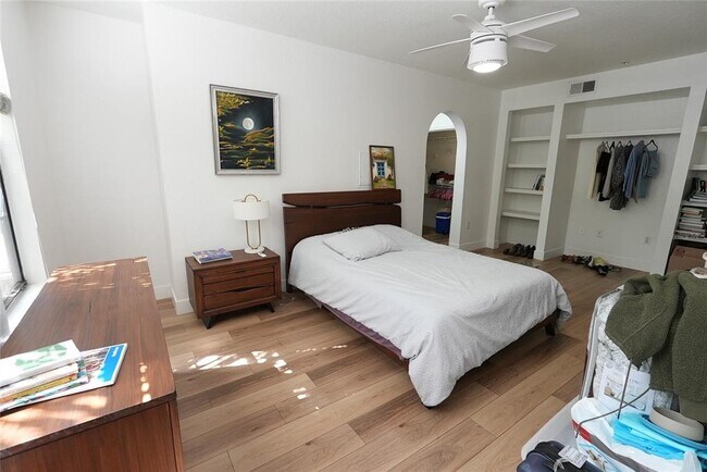 Building Photo - 911 N Orange Ave