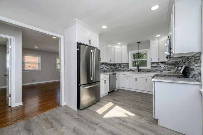 Building Photo - 6 Madison St